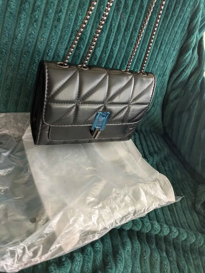 Brand new elegant and stylish women cross body bag ( firm price) image indicator(6)