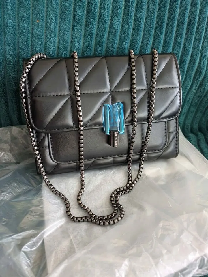 Brand new elegant and stylish women cross body bag ( firm price) image indicator(7)