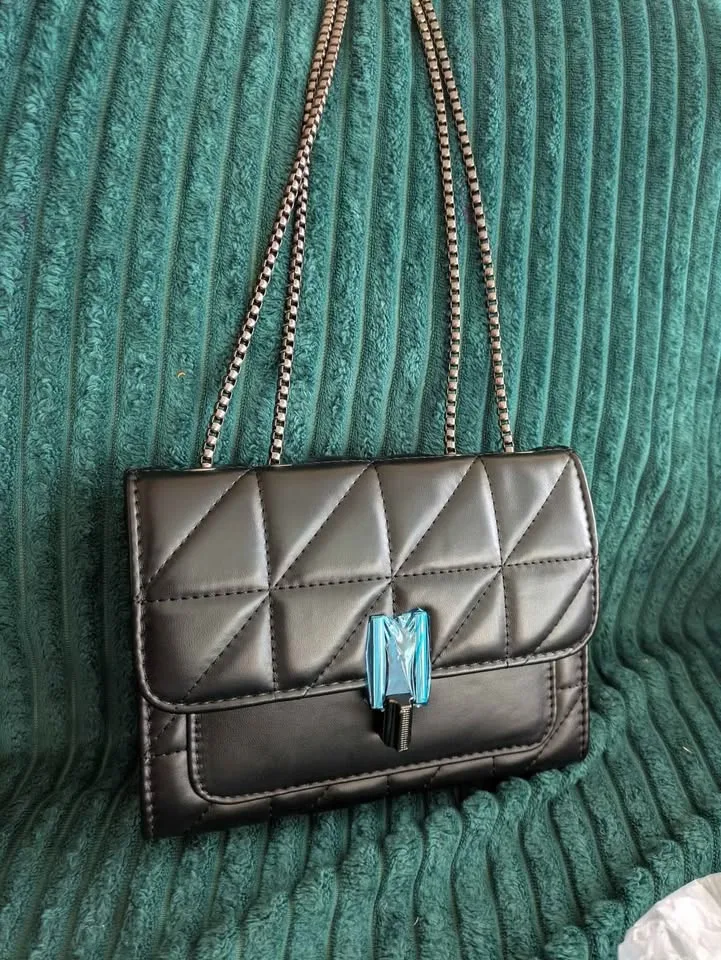 Brand new elegant and stylish women cross body bag ( firm price) image indicator(8)