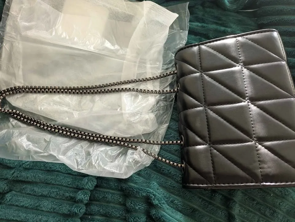 Brand new elegant and stylish women cross body bag ( firm price) image indicator(9)