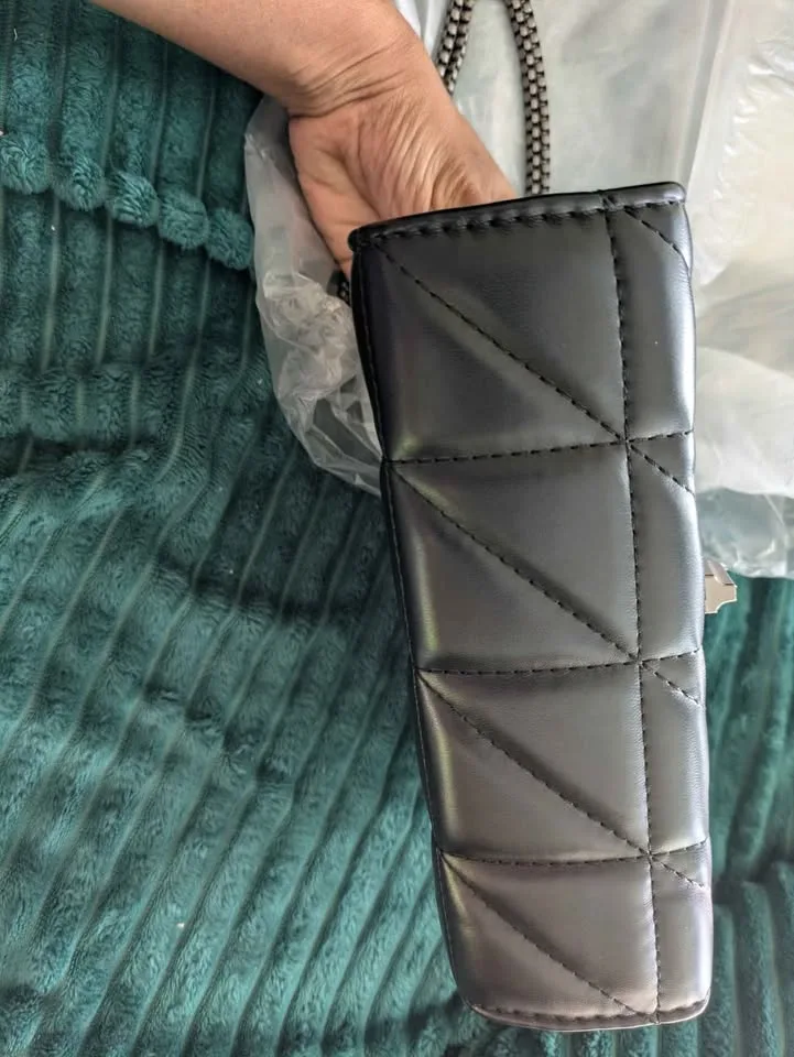 Brand new elegant and stylish women cross body bag ( firm price) image indicator(10)