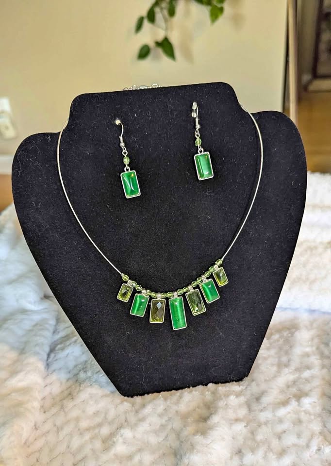 💚 Green Art Deco-Style Necklace & Earrings Set
