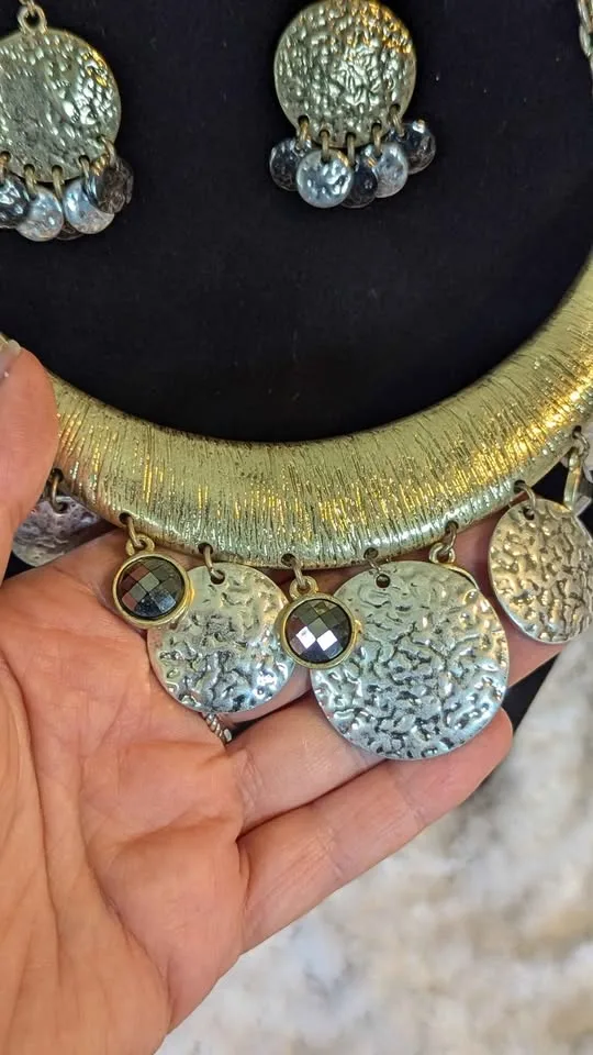 ✨ Two-Tone Vintage Necklace & Earrings Set image indicator(2)