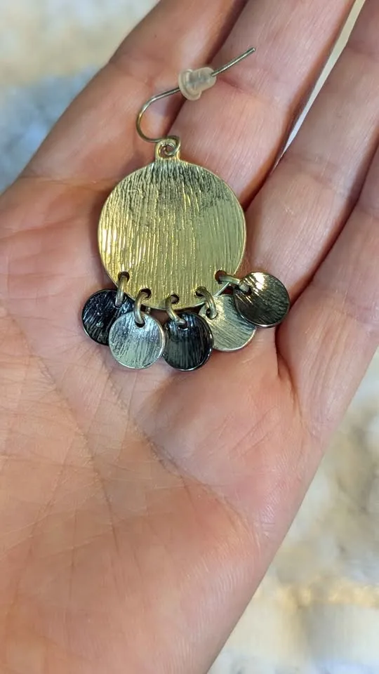 ✨ Two-Tone Vintage Necklace & Earrings Set image indicator(4)