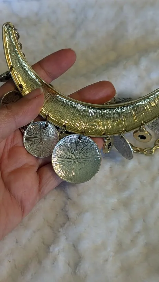 ✨ Two-Tone Vintage Necklace & Earrings Set image indicator(5)