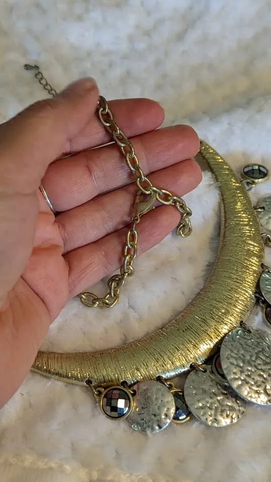 ✨ Two-Tone Vintage Necklace & Earrings Set image indicator(6)