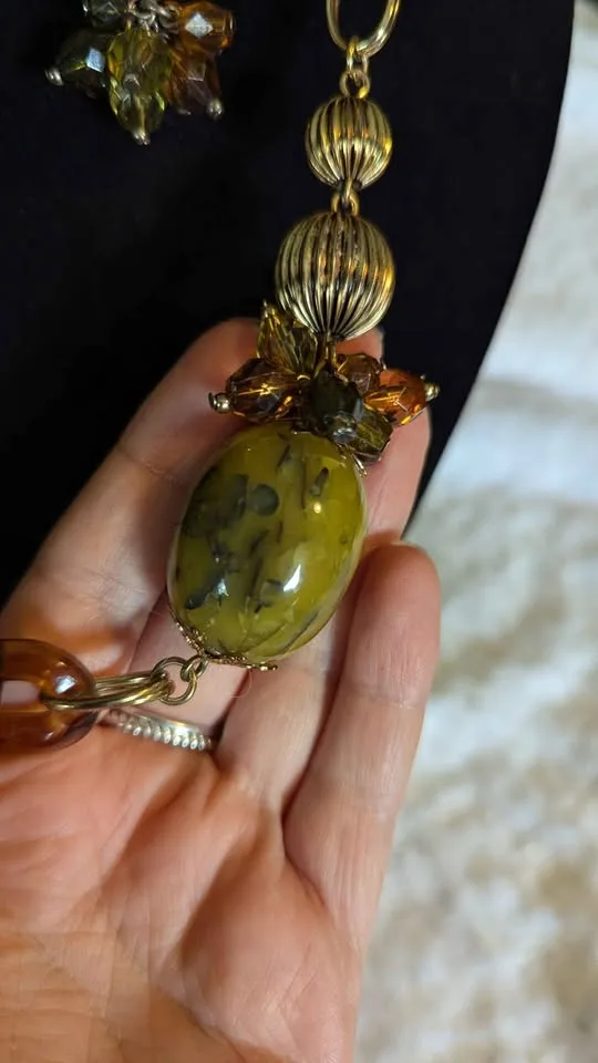 🍯 Vintage Amber-Tone Lucite Necklace & Earring Set image indicator(2)