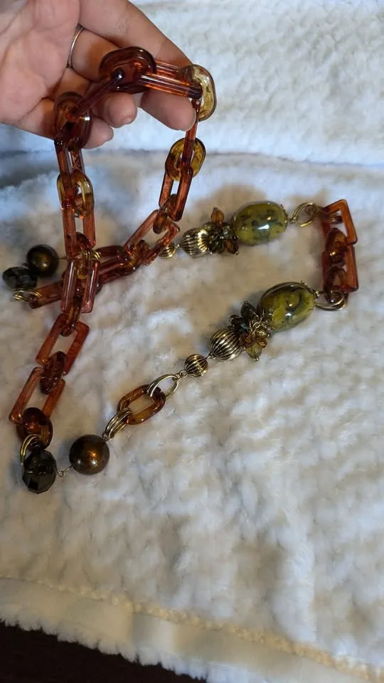 🍯 Vintage Amber-Tone Lucite Necklace & Earring Set image indicator(4)