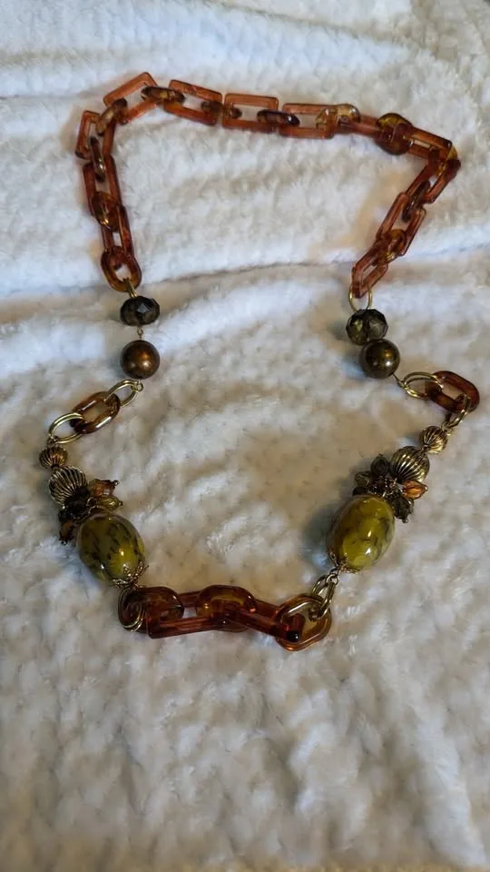 🍯 Vintage Amber-Tone Lucite Necklace & Earring Set image indicator(5)