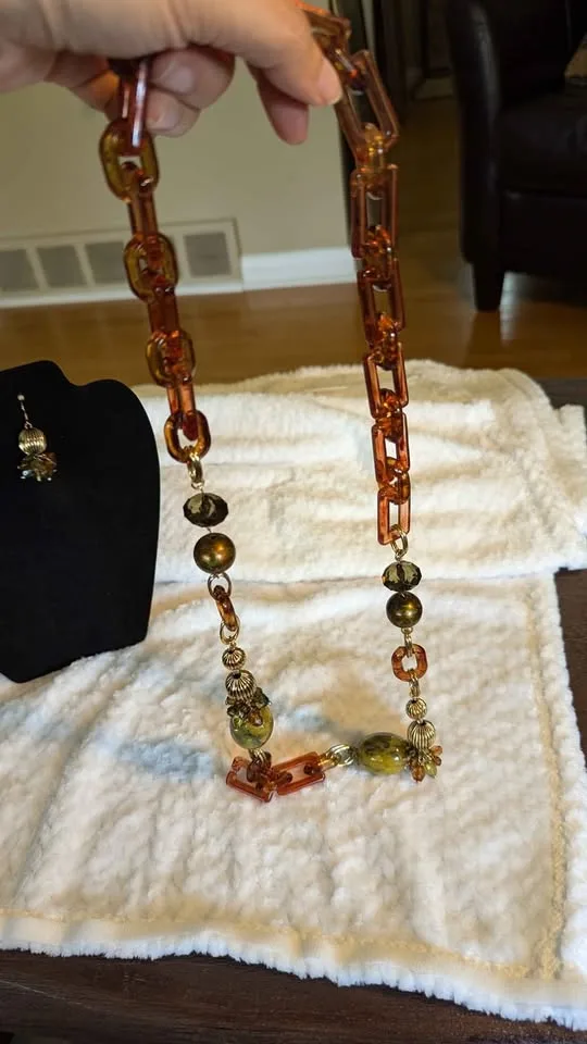 🍯 Vintage Amber-Tone Lucite Necklace & Earring Set image indicator(6)