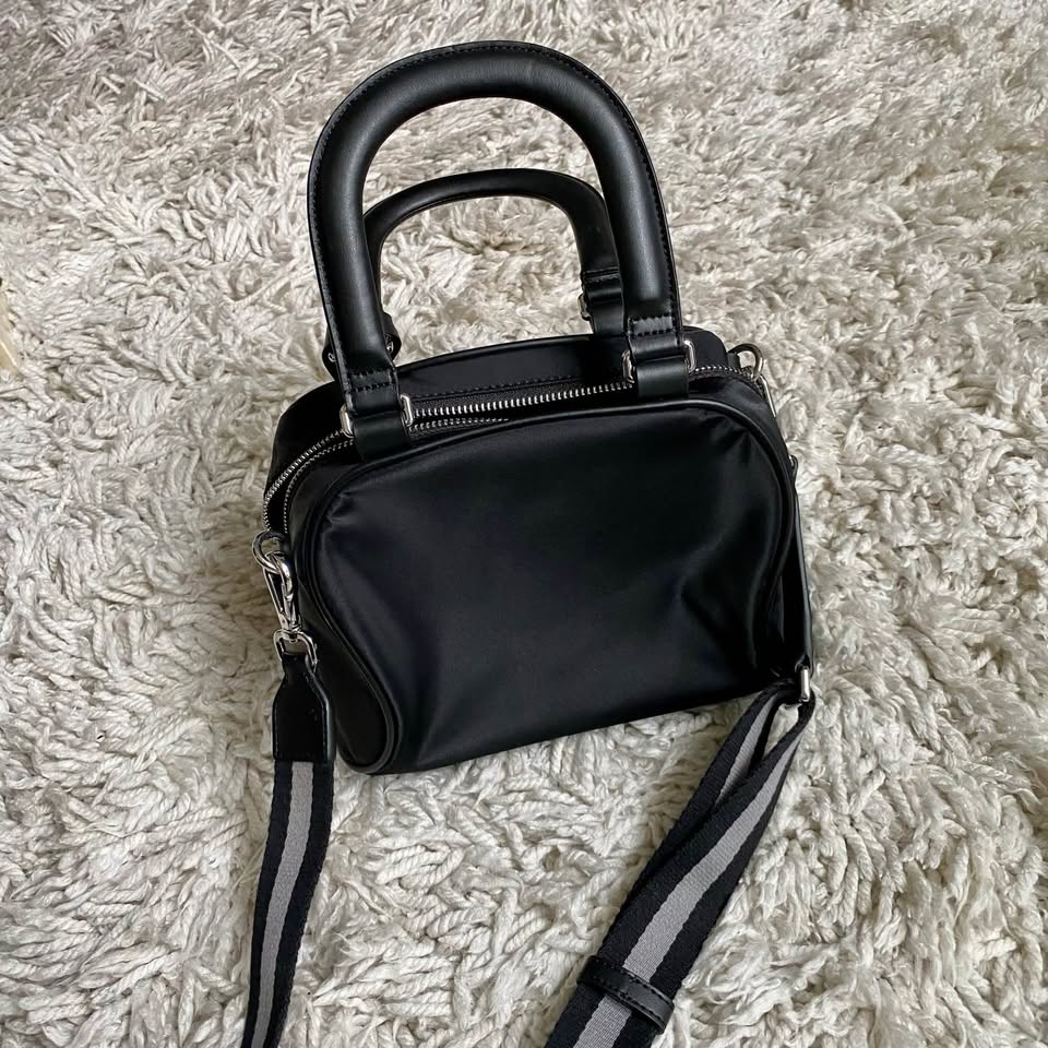 NWT Lululemon Bowler Crossbody Bag - Black - photo 4