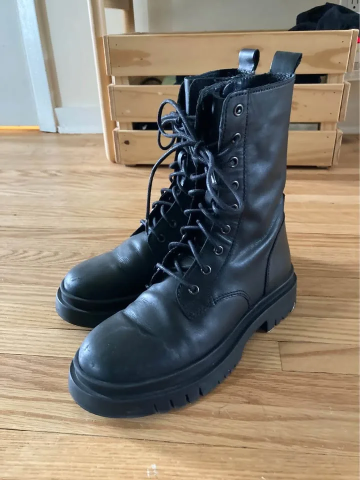 Zara Girls Black Vegan Leather Combat Boots - size 35 image indicator(3)