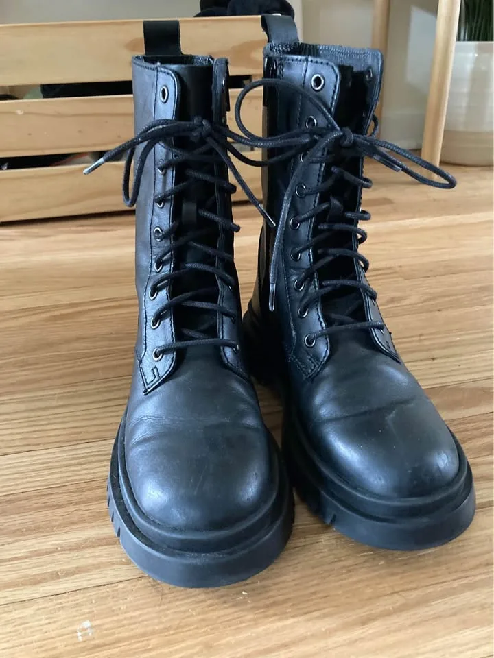 Zara Girls Black Vegan Leather Combat Boots - size 35 image indicator(4)