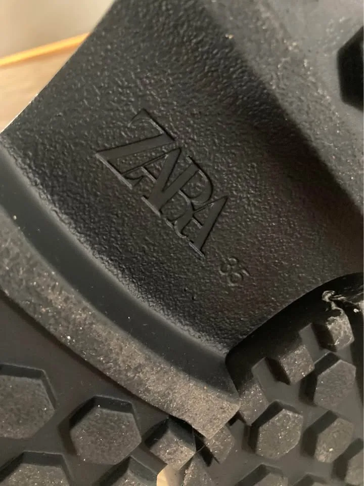 Zara Girls Black Vegan Leather Combat Boots - size 35 image indicator(8)