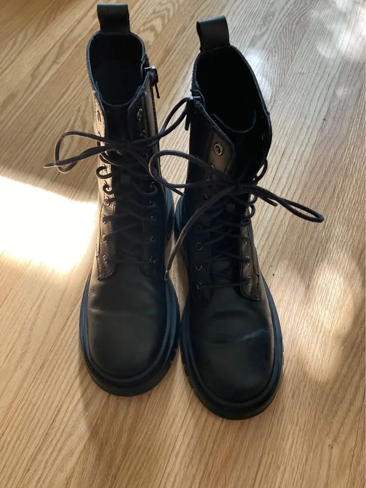 Zara Girls Black Vegan Leather Combat Boots - size 35 image indicator(9)