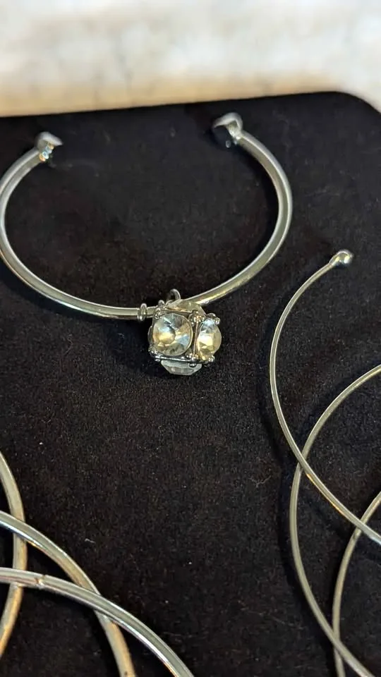 💎 Silver-Tone Crystal Bangle Bracelet Set image indicator(4)