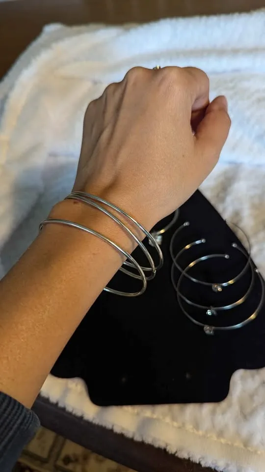 💎 Silver-Tone Crystal Bangle Bracelet Set image indicator(7)