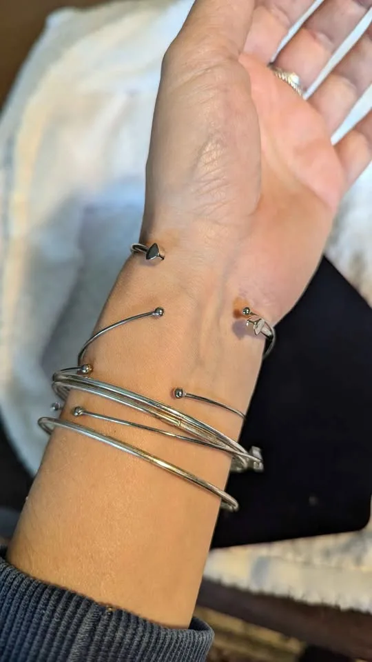 💎 Silver-Tone Crystal Bangle Bracelet Set image indicator(8)