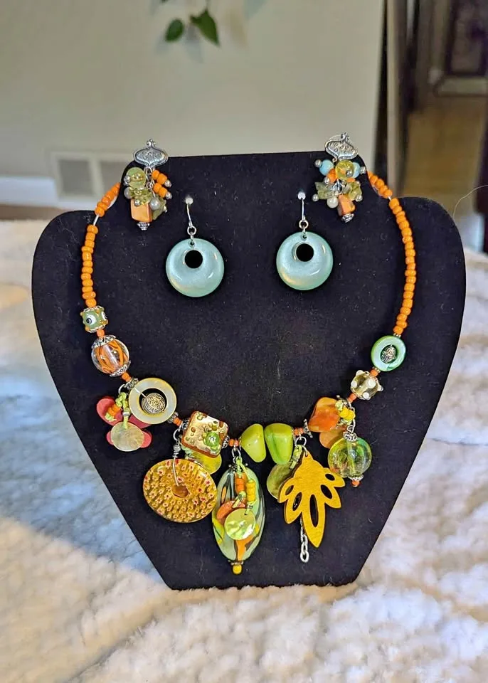 🍂 Tréska Handcrafted Beaded Necklace & x2 Earrings Set thumbnail