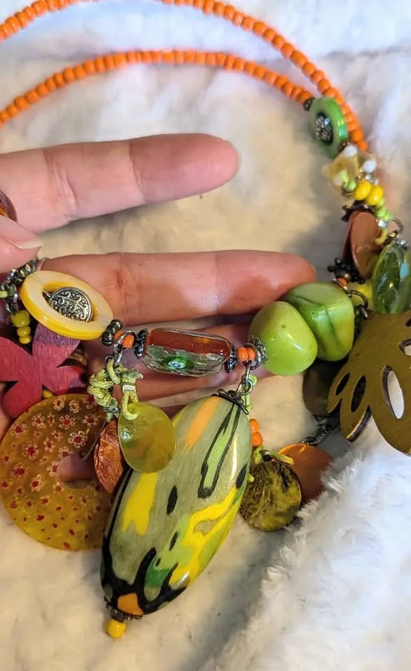 🍂 Tréska Handcrafted Beaded Necklace & x2 Earrings Set image indicator(6)