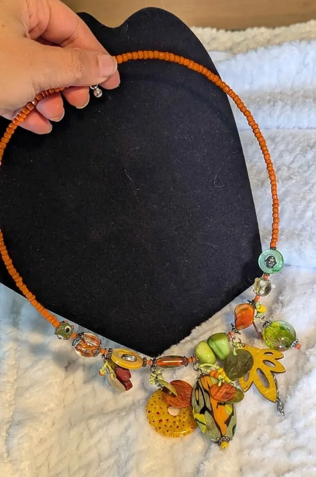 🍂 Tréska Handcrafted Beaded Necklace & x2 Earrings Set image indicator(9)