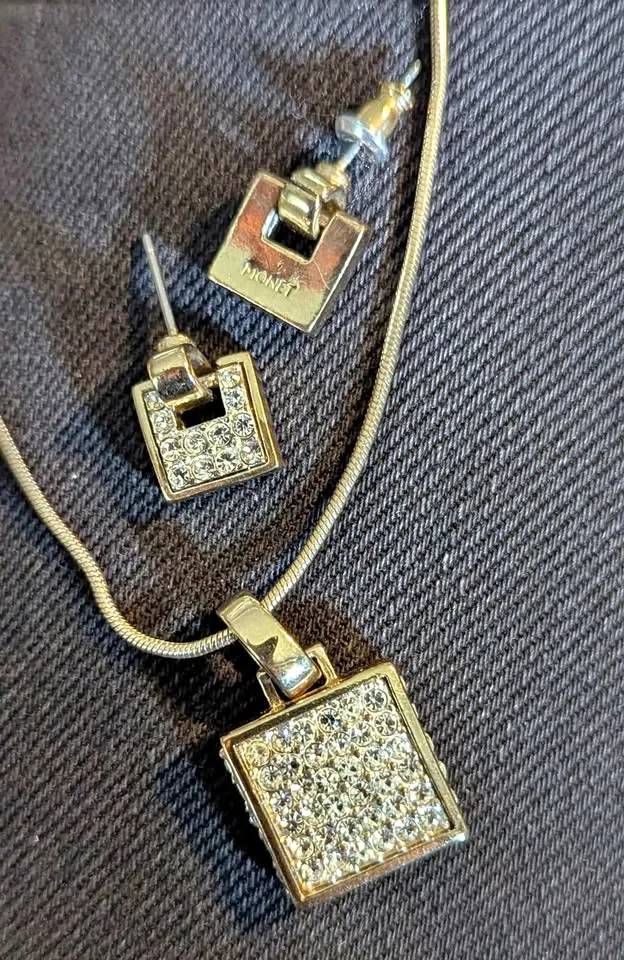 ✨ Monet Vintage Crystal Necklace & Earring Set