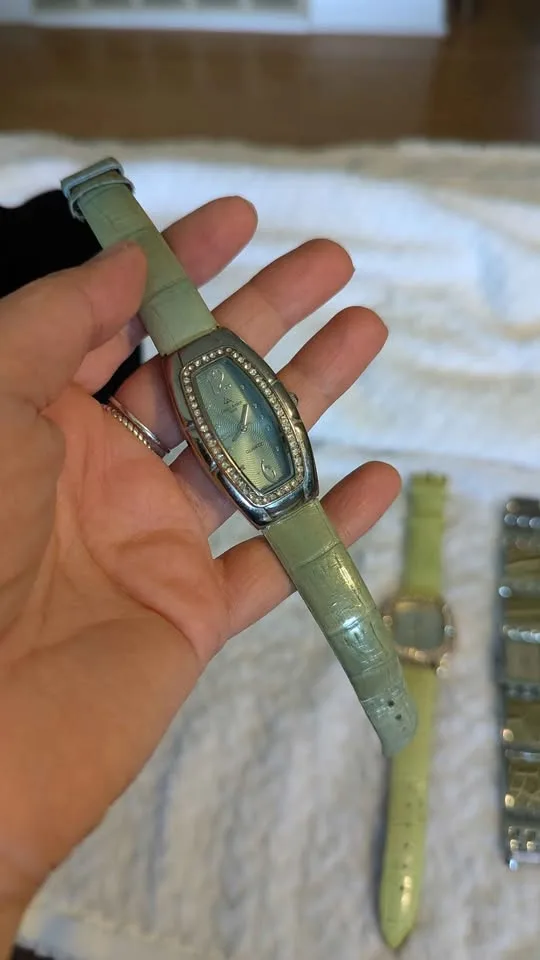 Louis Arden Paris Watches - Green Croc Bands image indicator(2)