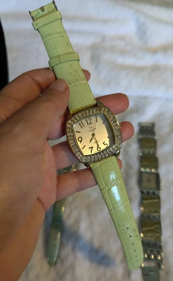 Louis Arden Paris Watches - Green Croc Bands image indicator(4)