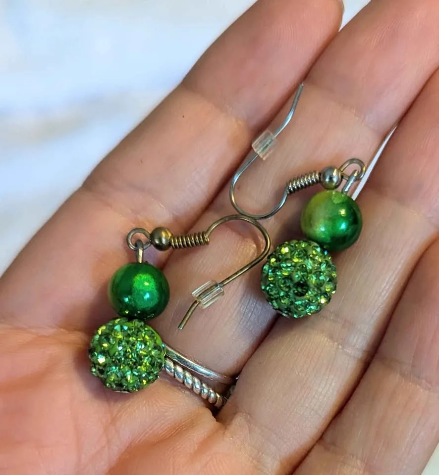 🎄 Holiday Jewelry Bundle – Earrings & Brooches (Set of 4) 🎁 image indicator(2)