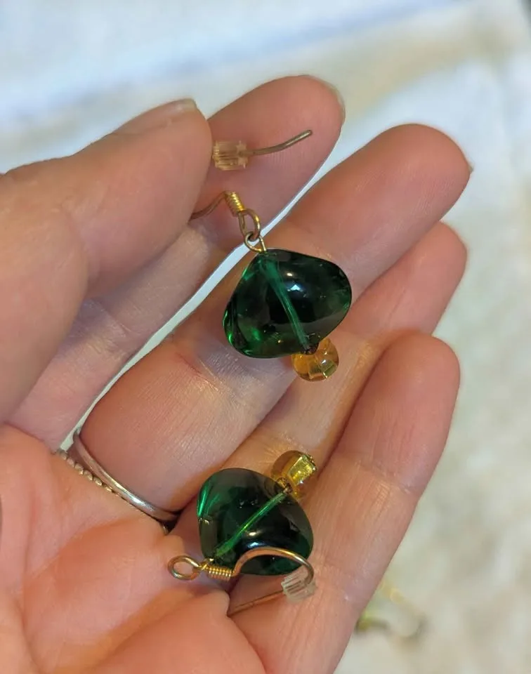 🎄 Holiday Jewelry Bundle – Earrings & Brooches (Set of 4) 🎁 image indicator(3)