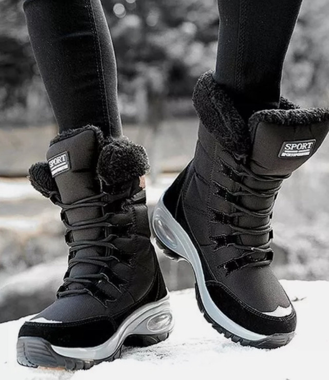 Women’s Lace Up Snow  Boots! Size 7