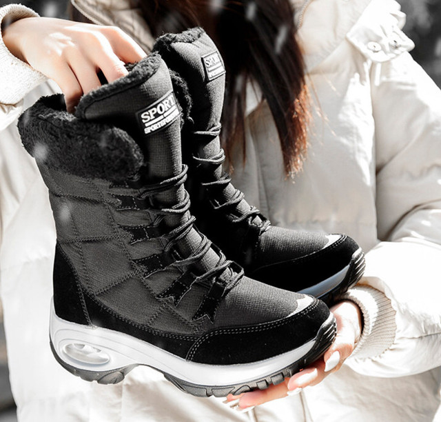 Women’s Lace Up Snow  Boots! Size 7 - photo 2
