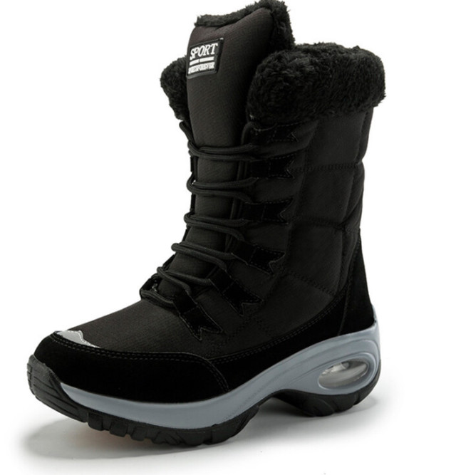 Women’s Lace Up Snow  Boots! Size 7 - photo 3