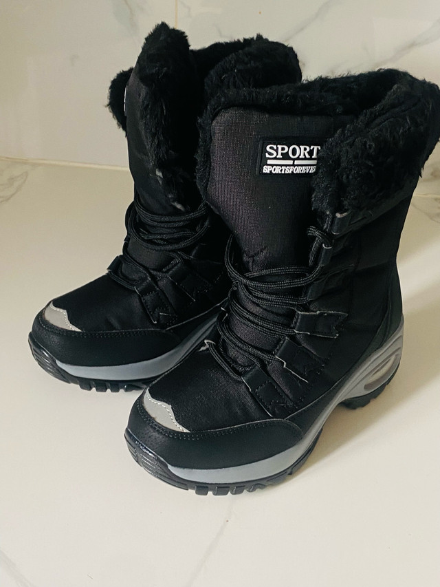 Women’s Lace Up Snow  Boots! Size 7 - photo 5
