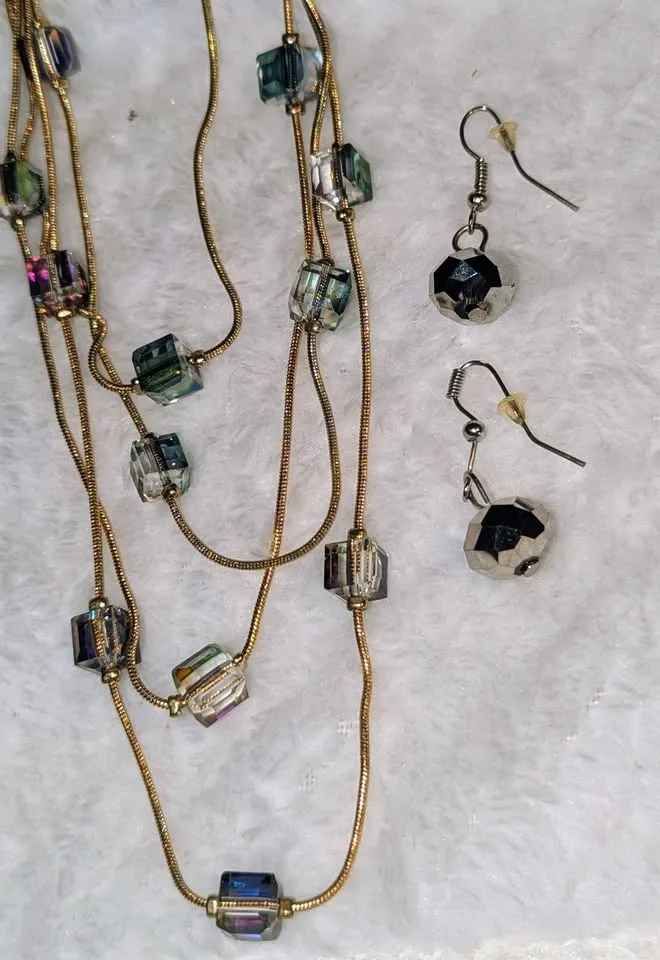 ✨ Joe Fresh Iridescent Bead Necklace + Earrings image indicator(7)