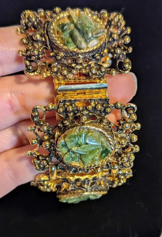 💚 Vintage Ornate Gold-Tone Jade Chip Statement Bracelet image indicator(2)