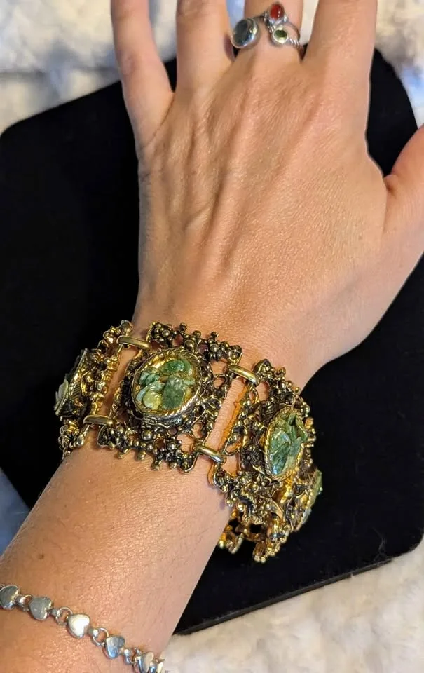 💚 Vintage Ornate Gold-Tone Jade Chip Statement Bracelet image indicator(3)