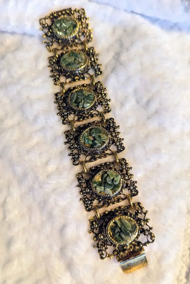 💚 Vintage Ornate Gold-Tone Jade Chip Statement Bracelet image indicator(4)