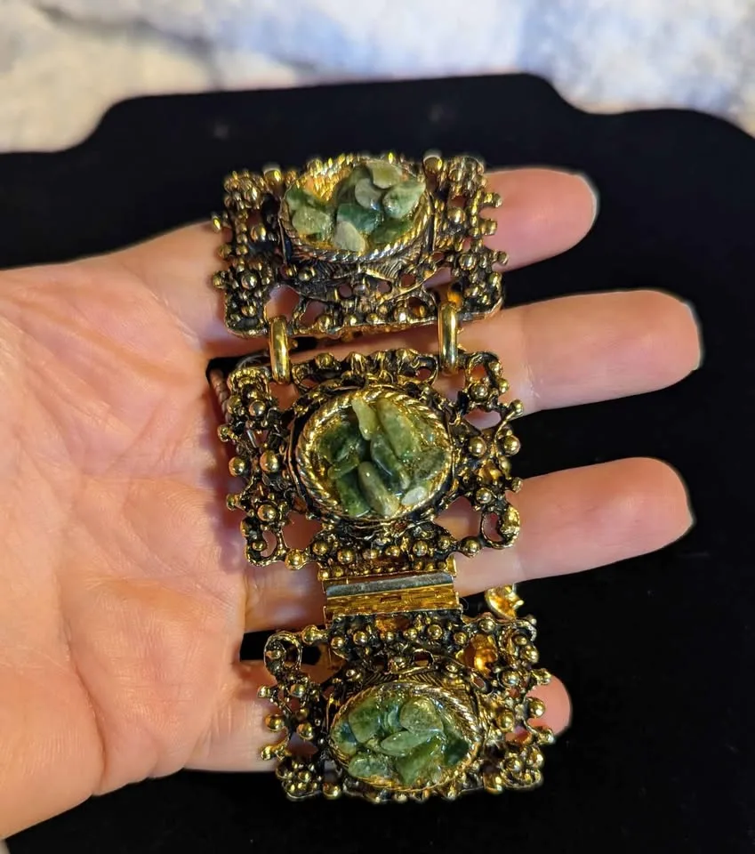 💚 Vintage Ornate Gold-Tone Jade Chip Statement Bracelet image indicator(7)