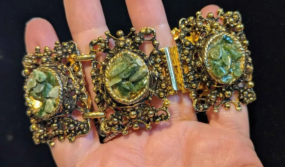 💚 Vintage Ornate Gold-Tone Jade Chip Statement Bracelet image indicator(8)
