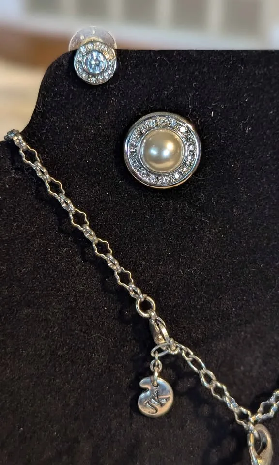 👼JK Angel Pendant Necklace + Pearl & Rhinestone Earrings Set image indicator(2)