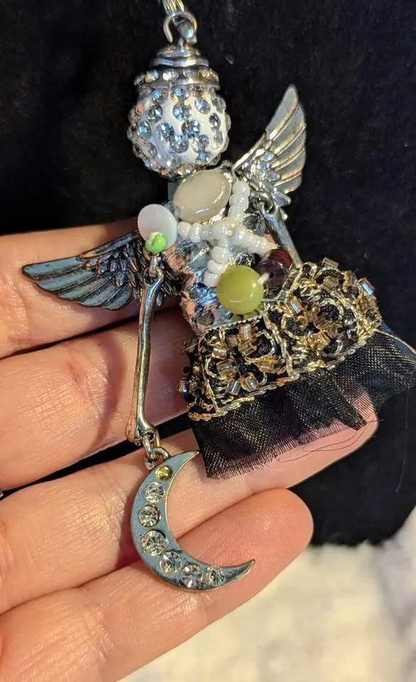 👼JK Angel Pendant Necklace + Pearl & Rhinestone Earrings Set image indicator(4)