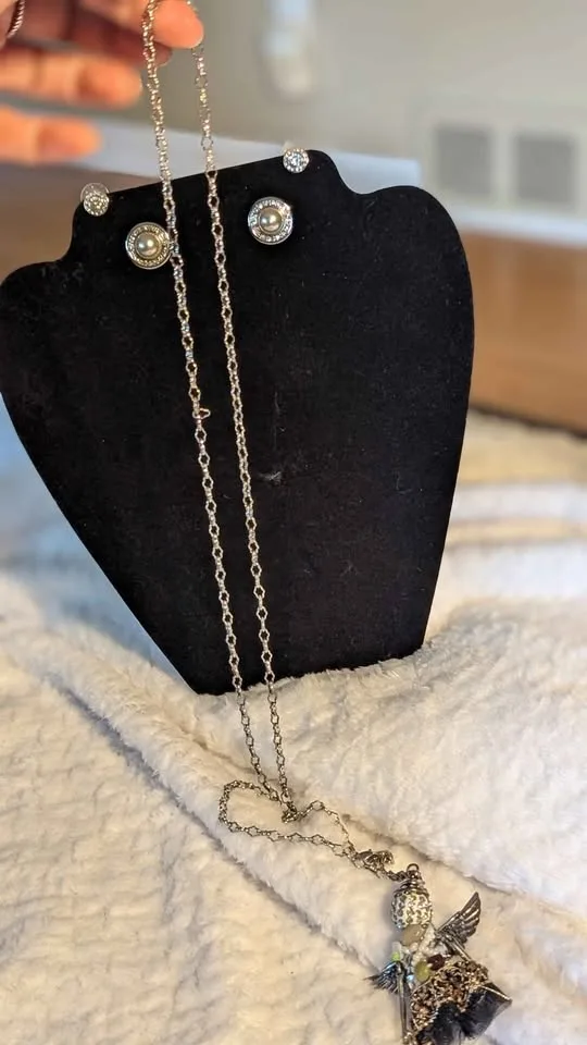 👼JK Angel Pendant Necklace + Pearl & Rhinestone Earrings Set image indicator(8)