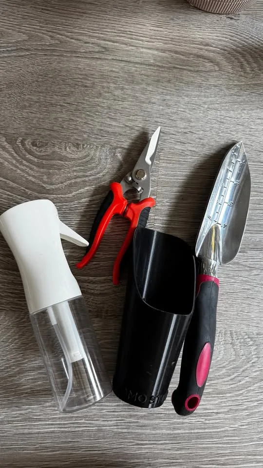 Flower pots and tools image indicator(7)