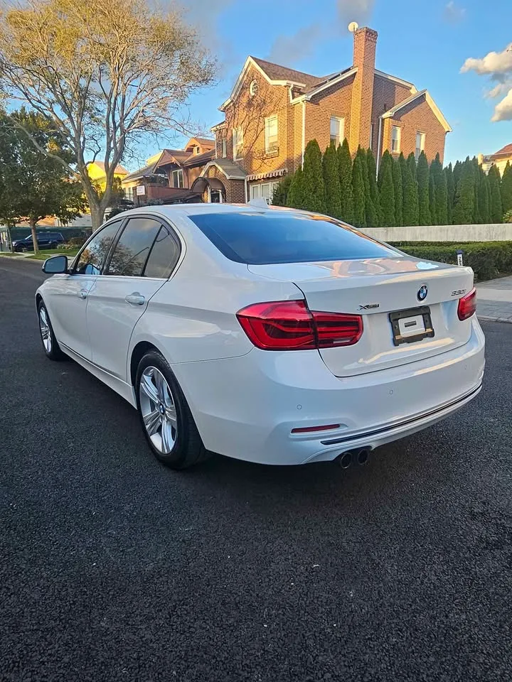 2017 BMW 3 Series · 330i xDrive Sedan 4D image indicator(3)