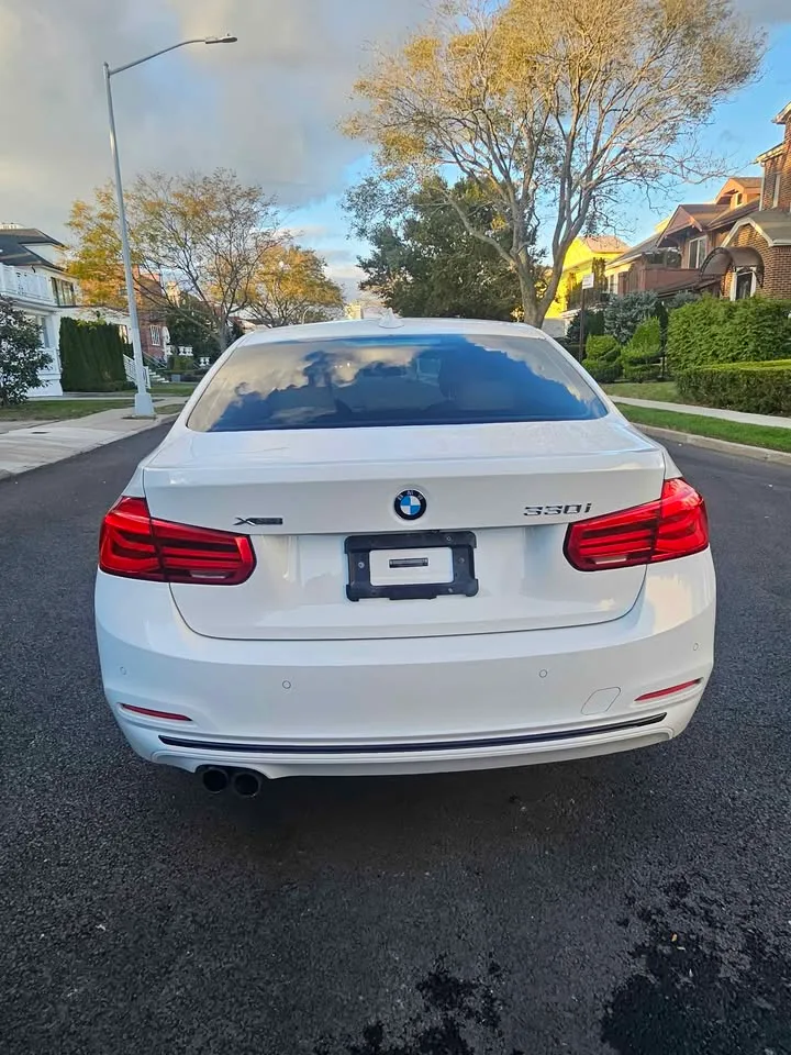 2017 BMW 3 Series · 330i xDrive Sedan 4D image indicator(4)