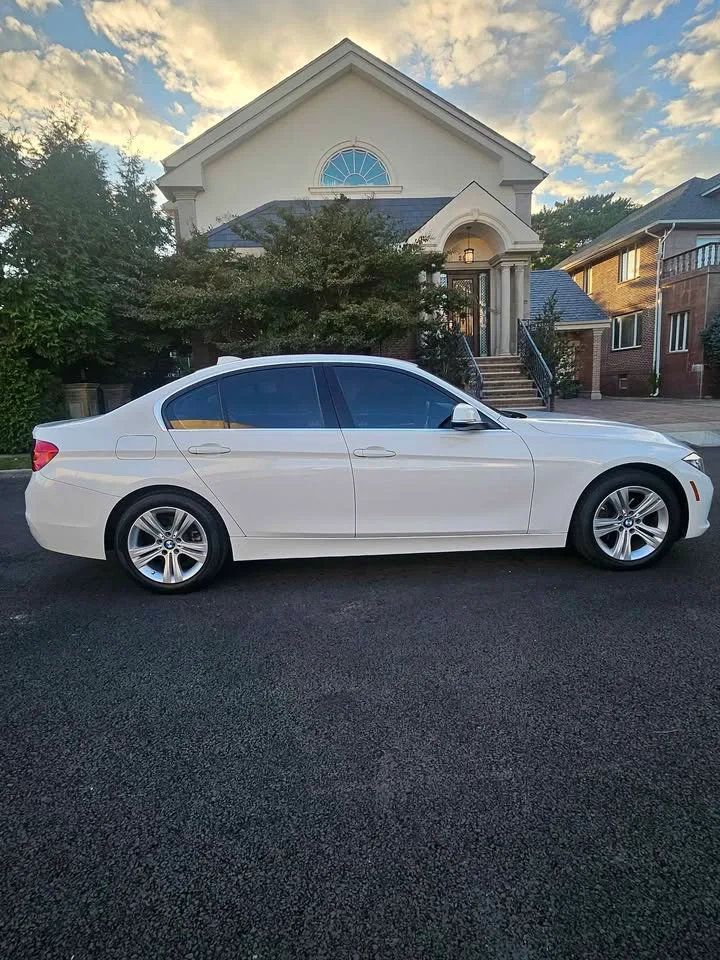 2017 BMW 3 Series · 330i xDrive Sedan 4D image indicator(6)