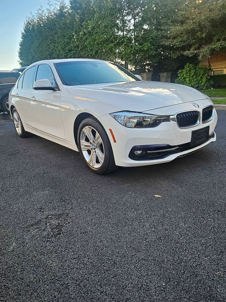 2017 BMW 3 Series · 330i xDrive Sedan 4D image indicator(7)