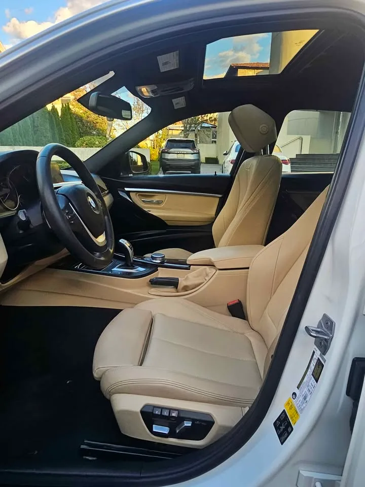 2017 BMW 3 Series · 330i xDrive Sedan 4D image indicator(8)