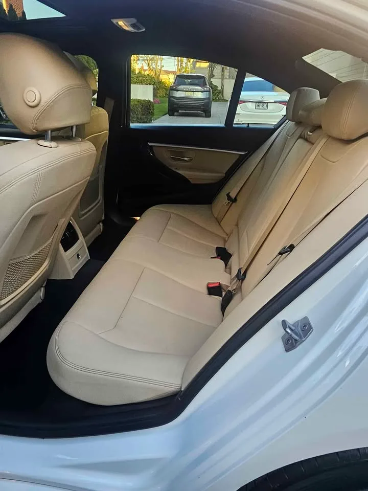 2017 BMW 3 Series · 330i xDrive Sedan 4D image indicator(9)